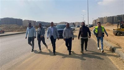 وزير الإسكان يتابع أعمال الطرق والمرافق الجاري تنفيذها بالامتداد الجنوبي للقاهرة الجديدة 