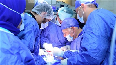 إجراء عملية جراحية دقيقة لطفلة بإعادة توصيل الأعصاب المقطوعة بجامعي سوهاج