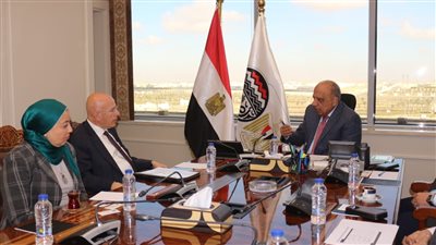 قطاع الأعمال تبحث مع جمعية المصدرين المصريين الفرص الاستثمارية في الغزل والنسيج
