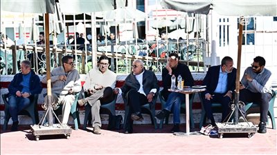 عضو مجلس إدارة الزمالك يساند اللاعيبن فى التدريبات 