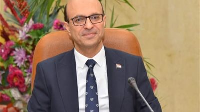رئيس جامعة أسيوط يصدر قراراً بتكليف الدكتور عادل محمد بعمادة كلية الزراعة 