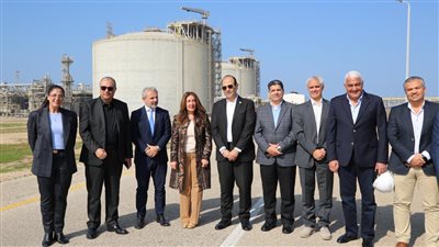   السفيرة الأمريكية تزور مصنع دمياط لإسالة الغاز الطبيعي 