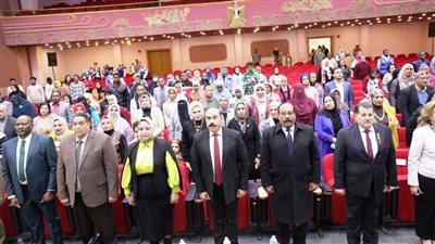 محافظ أسوان يُكرِّم أسر الشهداء ويوزع مساعدات مالية على الأسر الأكثر احتياجًا 