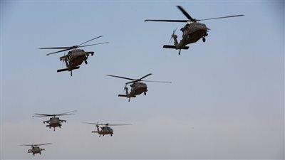 مروحيات إسرائيلية تحلق بمدينة رفح الفلسطينية وسط إطلاق النار 