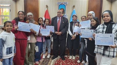 رئيس جامعة الأقصر يكرم المشاركين ببرنامج جامعة الطفل 