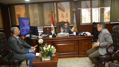 محافظ الغربية يناقش مشكلات مستشفيات طنطا العام والأورام الجديد