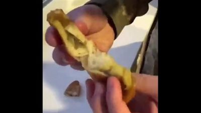 مسنة روسية تهدي جنود أوكرانيين خبز مفخخ بشفرات حلاقة.. فيديو