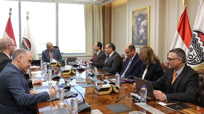 وزير قطاع الأعمال يبحث موقف التوريد للماكينات الحديثة بمصانع الغزل  