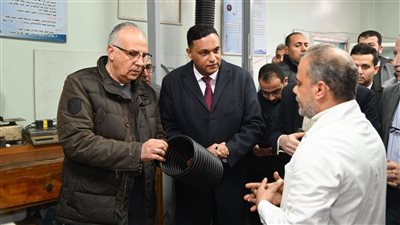 وزير الري يتفقد مصنعي إنتاج مواسير الصرف المغطى بمحافظتي الدقهلية والغربية