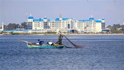 صور..انتعاش حركة الصيد ببحيرة التمساح وقناة السويس