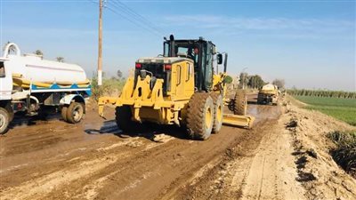 أعمال مسح وتمهيد لشوارع أبومناع بحري بدشنا