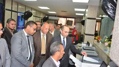 نائب محافظ سوهاج يتفقد سير العمل بالمركز التكنولوجي لخدمة المواطنين 