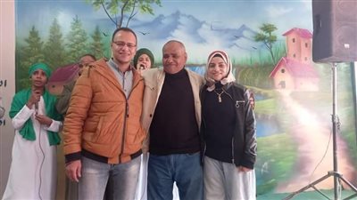 مدرسة الخضيرات الإعدادية تحتفل بأحد معلميها لبلوغه سن المعاش 