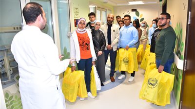 وفد من الأكاديمية العربية للعلوم يدعم محاربي السرطان بمستشفى الأطفال بالأقصر