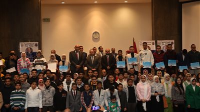 شاهد.. وزير المالية يكرم المتفوقين دراسيًا من أبناء العاملين بالوزارة