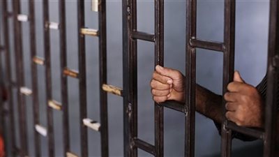 السجن المشدد 10 سنوات غيابيا لربة منزل لاتهامها بالتزوير