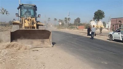 قروى السمطا تشن حملة لرفع المخلفات بالقرية وطريق مصر اسوان بقنا