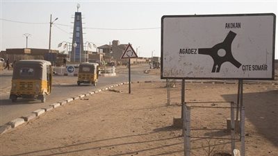 النيجر.. مقتل 10 مسلحين وإصابة 8 جنود في هجوم قرب الجزائر