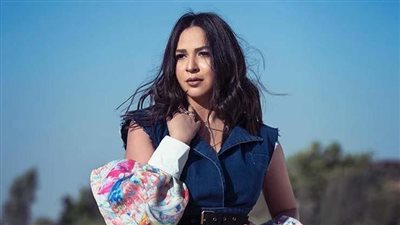 إيمي سمير غانم تحيي ذكرى والدها بصورته على الحقيبة في مهرجان الأقصر