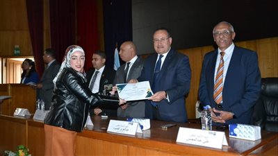 رئيس جامعة الإسكندرية يكرم متطوعي مؤسسة حياة كريمة من طلاب الجامعة