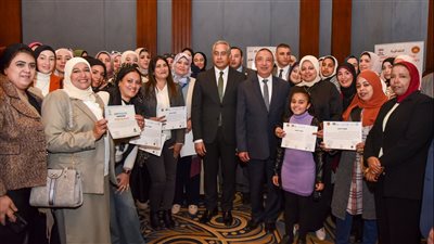 وزير العمل ومحافظ الإسكندرية يسلمان 110 عقود عمل لذوي الهمم بالقطاع خاص 