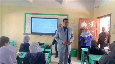 وكيل وزارة التعليم يتفقد مدرسة الثانوية بنات 