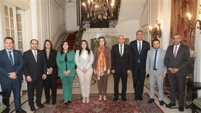 وزيرة الثقافة تلتقي وفدًا من تنسيقية شباب الأحزاب والسياسيين لبحث سبل التعاون