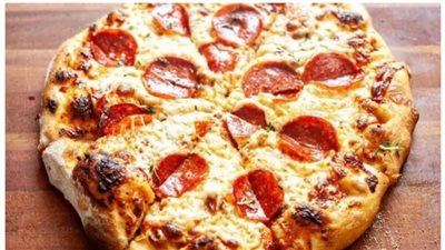 على خطى المطاعم.. حضري بيتزا البيبروني بصوص الرانش الشهي