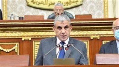عبدالفضيل يستعرض تقرير تعجيل استحقاق العلاوة الدورية