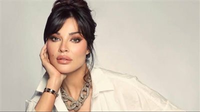 نادين نجيم تستعرض أنوثتها بفستان مطرز بالترتر في عيد ميلادها (صور)