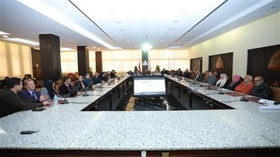 رئيس جامعة الزقازيق يعقد اجتماعاً لمتابعة خطة التطوير استعدادًا لليوبيل الذهبى