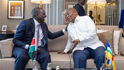 رئيس كينيا يبحث مع نظيره لإفريقيا الوسطى نسبة الاستثمار والتجارة (صور)