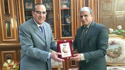 محافظ شمال سيناء يُكرِّم رئيس مدينة الحسنة لبلوغه السن القانونية