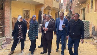 رئيس مركز أبشواي بالفيوم يتفقد أعمال تركيب الإنترلوك بالشوارع 