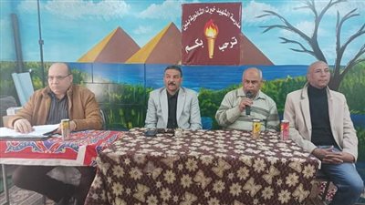 لبلوغه سن المعاش.. تكريم كبير موجهي الرياضيات بنجع حمادي