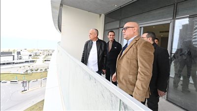 وزير الإسكان يتجول بالمنطقة الشاطئية وكمبوند 