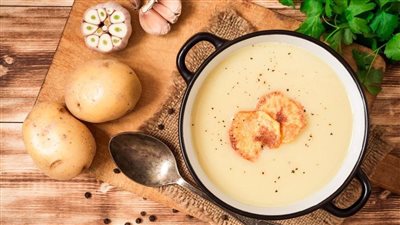 لمقاومة برد الشتاء.. طريقة عمل شوربة البطاطس بالبصل