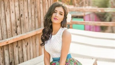 مي عمر تستعرض أنوثتها بفستان أنيق في أحدث ظهور