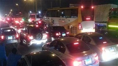 شلل مروري بطريق صلاح سالم بسبب حريق سيارة