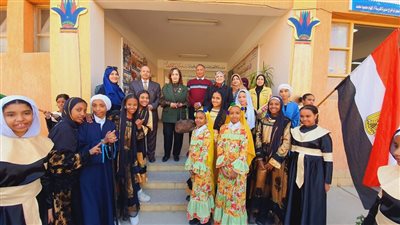 السفيرة نائلة جبر تتابع ورش عمل مسابقة الهجرة غير الشرعية بمدارس الأقصر