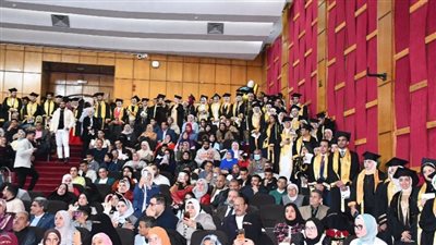 جامعة القناة تحتفل بتخريج 161 طبيب 