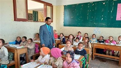 مدير تعليم أبوتشت يتابع انتظام الدراسة والانضباط الإداري