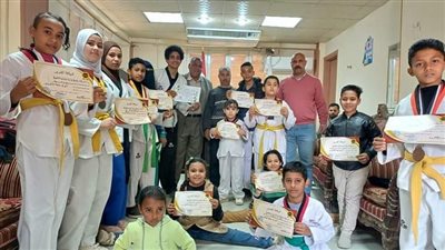 تكريم 17 من الطلاب الحاصلين علي ميداليات ذهبية بتعليم أبوتشت