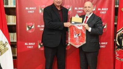 الأهلي يهدي درع النادي للسفير الأرجنتيني .. والمجلس يستعرض نتائج الزيارة