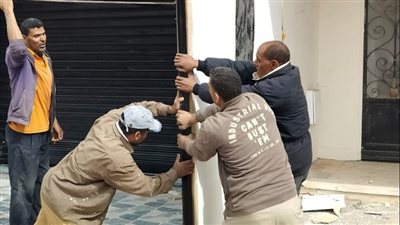 حملات لإزالة الإشغالات والتعديات من حرم الطريق في حي ثالث الإسماعيلية
