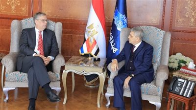 الملاحة منتظمة بالقناة رغم التحديات الراهنة وتراجع معدلات التجارة