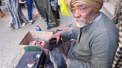 استجابة للوفد.. معاش شهرى ومواد غذائية وبطاطين للعم جابر عبدالله بسوهاج