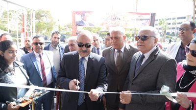 محافظ الإسماعيلية يفتتح معرض 
