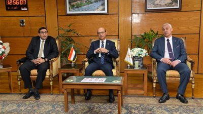 رئيس جامعة أسيوط يبحث تعزيز أوجه التعاون العلمي والأكاديمي