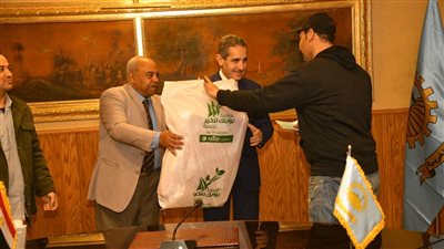 تسليم  مساعدات مالية وكروت خدمات بالغربية 